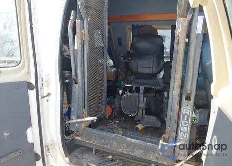 1996 Ford Econoline E150 Van z USA, uszkodzony, nr VIN 1FDEE14N3THA75568